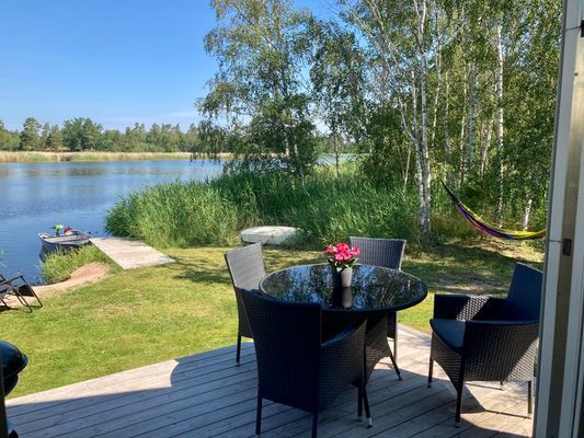 Strandstuga, egen sjötomt, sandstrand,brygga o båt