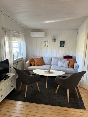 Hyr denna stuga i  på 55 m². 5 sängplatser. 4 500 - 7 900 kr per vecka. Se bilder och tillgänglighet här.