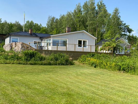 Sommarhus vid Södra Hjälmaren med sjötomt