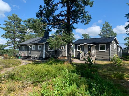 Hyr denna stuga i  på 60 m². 4-8 sängplatser. 5 000 - 9 500 kr per vecka. Se bilder och tillgänglighet här.