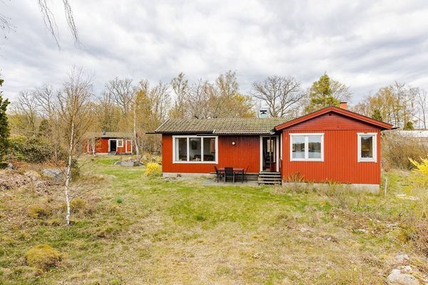 Hyr denna stuga i Ronneby på 95 m². 9 sängplatser. Pris ej tillgängligt. Se bilder och tillgänglighet här.