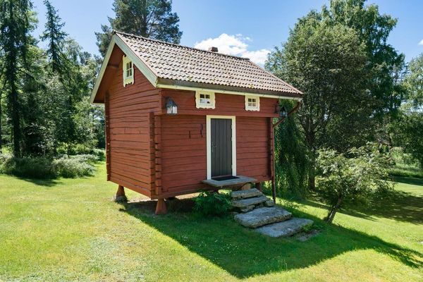 Hyr denna stuga i Töcksfors på 30 m². 4 sängplatser. 5 000 - 5 600 kr per vecka. Se bilder och tillgänglighet här.