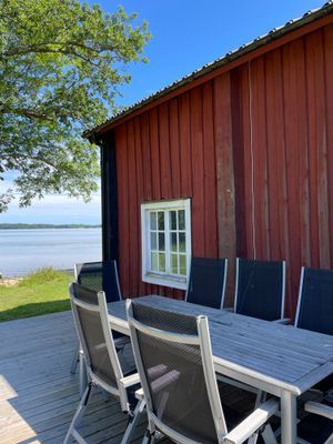 Sjönära stuga i herrgårdsmiljö med egen strand