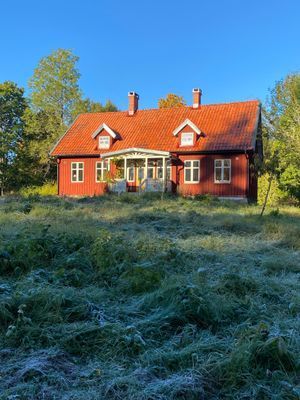 Hyr denna stuga i  på 100 m². 10 sängplatser. Pris ej tillgängligt. Se bilder och tillgänglighet här.