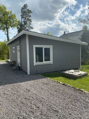 Hyr denna stuga i Skriketorp på 30 m². 2-4 sängplatser. 3 500 - 5 000 kr per vecka. Se bilder och tillgänglighet här.