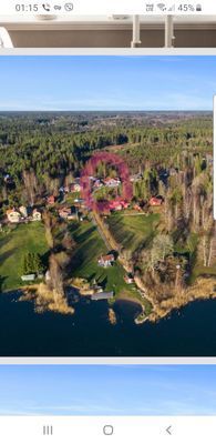 Värdshuset huset inringat med poolhuset framför. Stugan och husvagnen ligger ca 60-70 m upp i skogen.