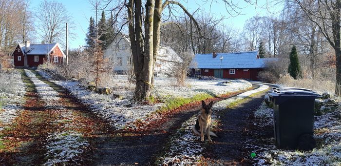 Mitt hus, Hillgården. Pyttebo ligger t.v. om det med egen uppfart och egen p-plats