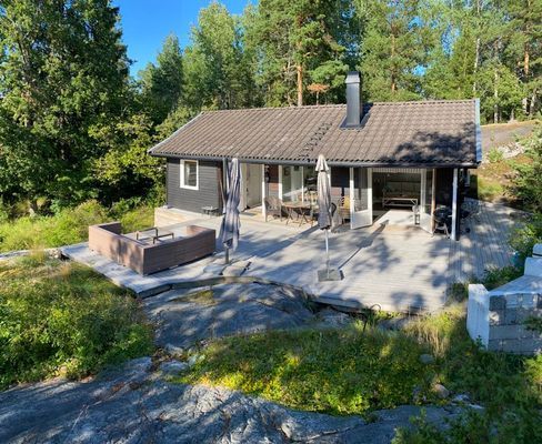 Hyr denna stuga i Värmdö på 55 m². 4 sängplatser. 8 000 - 9 000 kr per vecka. Se bilder och tillgänglighet här.