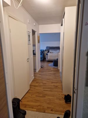 Hyr denna stuga i  på 38 m². 2-4 sängplatser. 3 500 - 7 500 kr per vecka. Se bilder och tillgänglighet här.