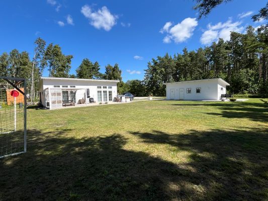 Hyr denna stuga i Klintehamn på 116 m². 4-8 sängplatser. 12 000 - 18 000 kr per vecka. Se bilder och tillgänglighet här.