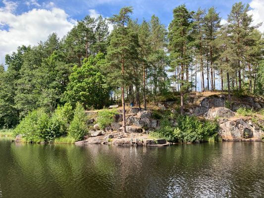 Den vackra badplatsen vid Kvarndammen.