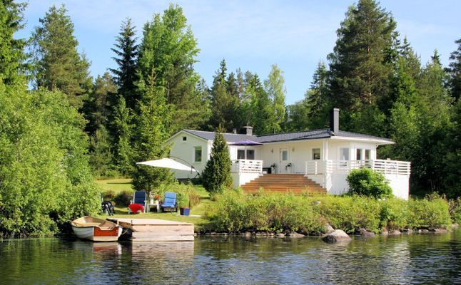 Hus med sjöläge, båt och kanot