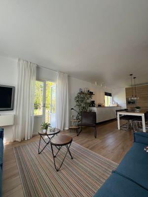 Hyr denna stuga i  på 72 m². 4-5 sängplatser. Från 10 950 kr per vecka. Se bilder och tillgänglighet här.