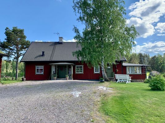 Lantlig exklusiv villa vid sjö