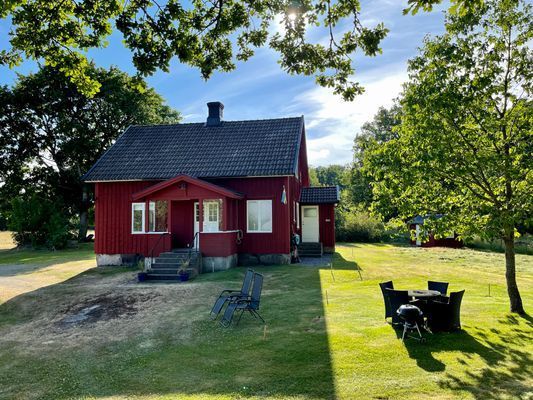 Hus med idylliskt sjöläge uthyres