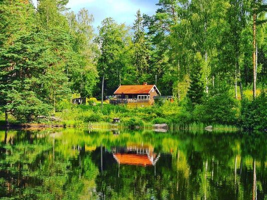 Idyllisk liten stuga vid sjön Våtsjön