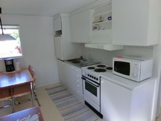 Hyr denna stuga i  på 40 m². 4 sängplatser. 4 000 - 5 200 kr per vecka. Se bilder och tillgänglighet här.