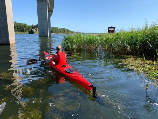 Tjust skärgård är perfekt för kajakpaddlande. Två kajaker med tillhörande flytvästar finns att låna.