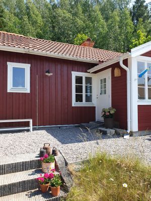 Hyr denna stuga i  på 36 m². 2-4 sängplatser. Från 6 500 kr per vecka. Se bilder och tillgänglighet här.