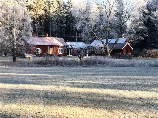 Unikt roslagstorp med fornlämningar i Norrtälje