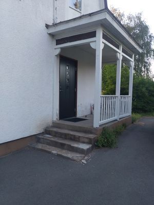 Hyr denna stuga i  på 110 m². 6-10 sängplatser. 6 000 - 8 000 kr per vecka. Se bilder och tillgänglighet här.