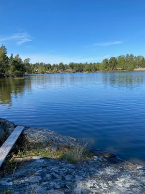 Badplats vid klipporna 100 m från stugan