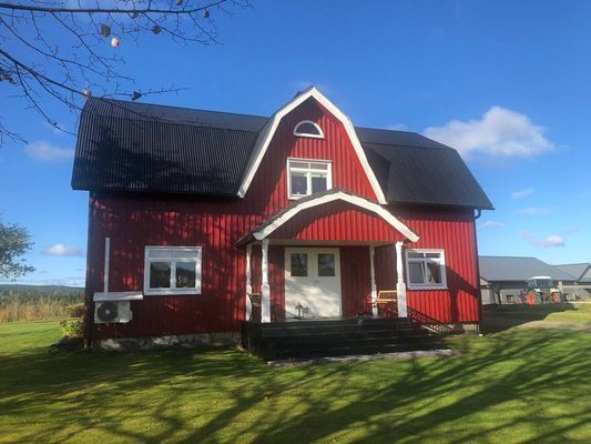 Hyr denna stuga i  på 150 m². 6 sängplatser. 15 000 - 17 000 kr per vecka. Se bilder och tillgänglighet här.