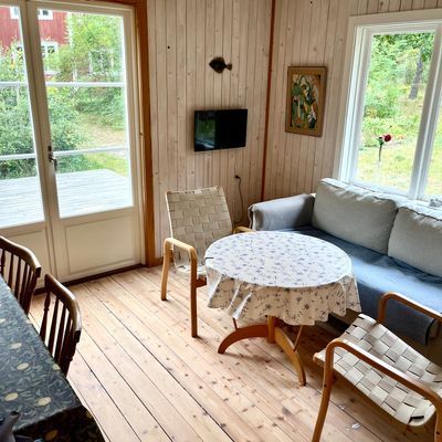 Hyr denna stuga i Öland på 48 m². 5 sängplatser. 4 500 - 8 000 kr per vecka. Se bilder och tillgänglighet här.