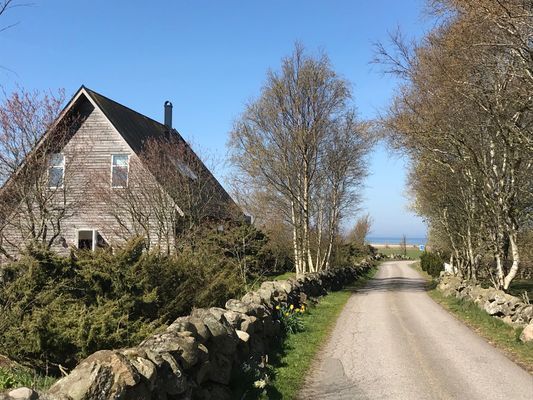 Lilla vägen till huset och havet