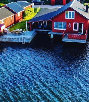 Stor sjöbod med bastu i idyllisk skärgårdsmiljö