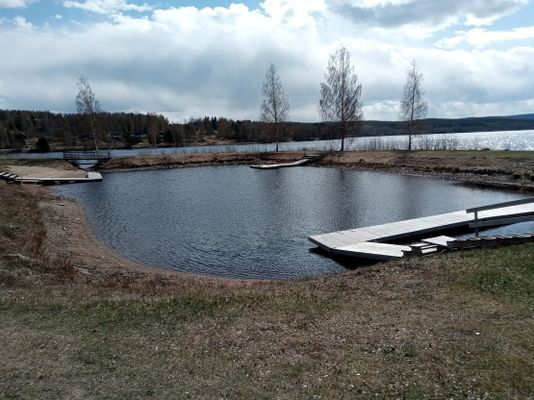 Badkullen,i älven Ljusnan, närmaste badet ca 2 km