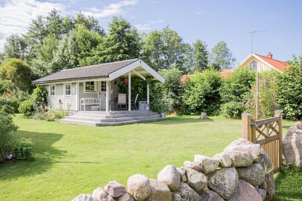 Mysig stuga vid Sandbybadet Löttorp