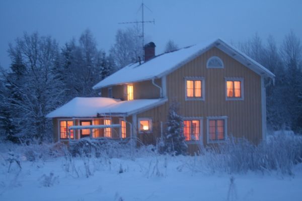 Två stugor i skogskanten nära High Chapall