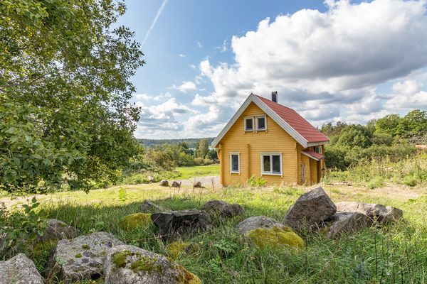 Hyr denna stuga i  på 70 m². 6 sängplatser. Pris ej tillgängligt. Se bilder och tillgänglighet här.