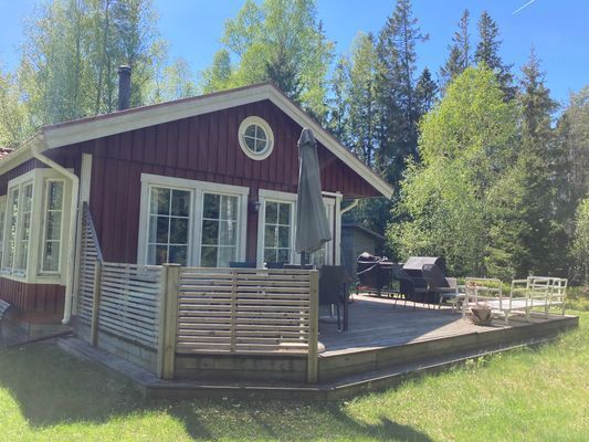 Stuga på skogstomt vid havet