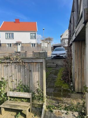 Parkering för 1 bil mot Rosengårdsgatan