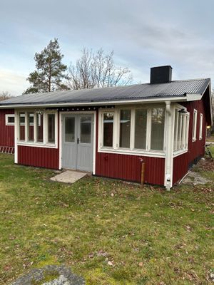 Hyr denna stuga i Karlskrona på 70 m². 5-7 sängplatser. 8 500 - 9 500 kr per vecka. Se bilder och tillgänglighet här.