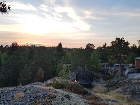 2+2(+3) bäddar i högt, privat läge nära Bullandö