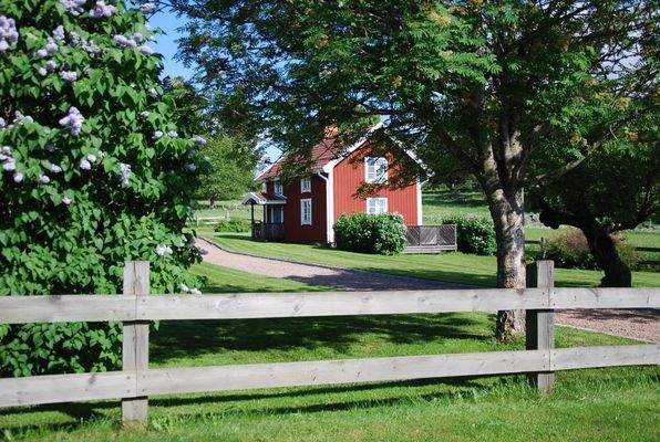 Mysig, sjönära stuga på landet.