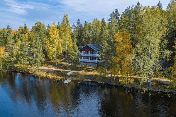 Stort fritidshus med egen brygga och sjöutsikt