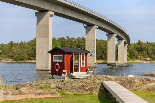 Sjöboden med Bjursundsbron i bakgrunden.