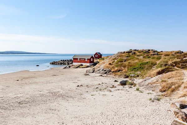 Hyr denna stuga i Långasand på 130 m². 12 sängplatser. 25 000 - 34 500 kr per vecka. Se bilder och tillgänglighet här.