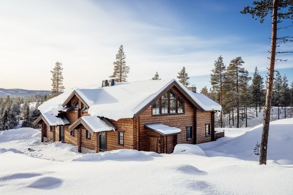 Nybyggd fjällstuga i modern arkitektur med panoram