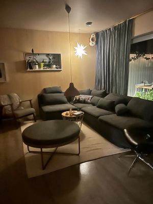 Stor soffa med plats för mys, och kanske en film på tv:n.