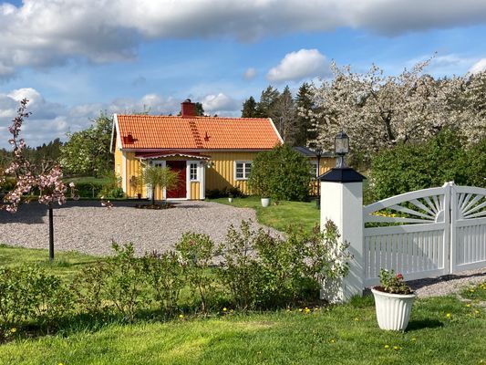 Charmig 1800-talsstuga nära havet (Vikbolandet)