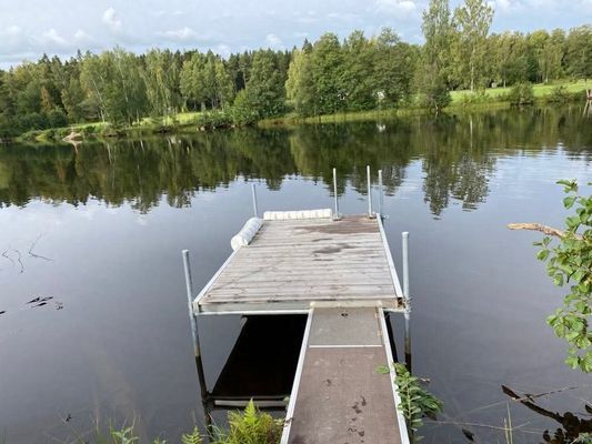 Hyr denna stuga i Karlskoga på 101 m². 4-6 sängplatser. Från 14 500 kr per vecka. Se bilder och tillgänglighet här.