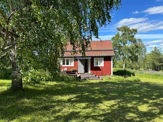 Hyr denna stuga i Skattungbyn på 70 m². 10 sängplatser. 2 000 - 5 000 kr per vecka. Se bilder och tillgänglighet här.