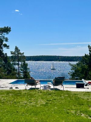 Idylliskt i skärgården med slående utsikt och pool - Bild 48