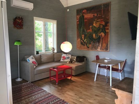 Hyr denna stuga i Älmhult på 40 m². 2-4 sängplatser. Från 5 900 kr per vecka. Se bilder och tillgänglighet här.