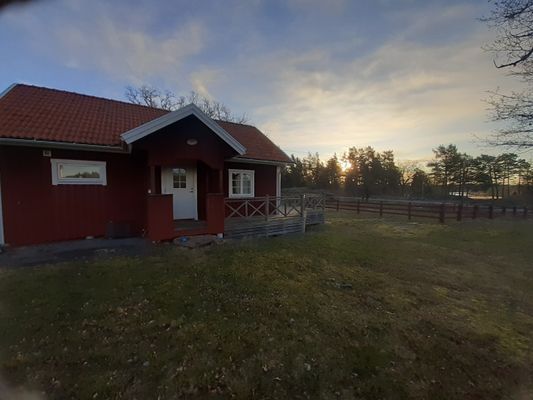 Hyr denna stuga i Loftahammar på 55 m². 4-5 sängplatser. Från 6 000 kr per vecka. Se bilder och tillgänglighet här.